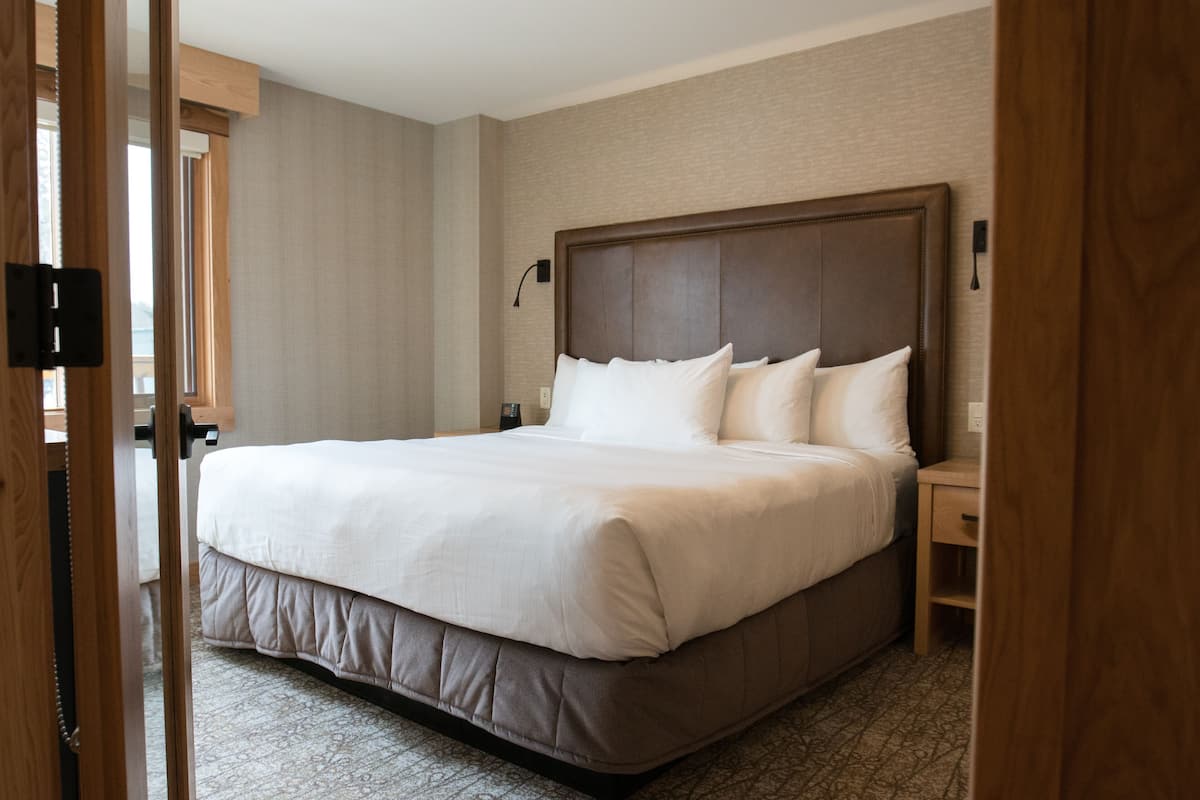 Premium bedding, in-room safe, blackout drapes, iron/ironing board