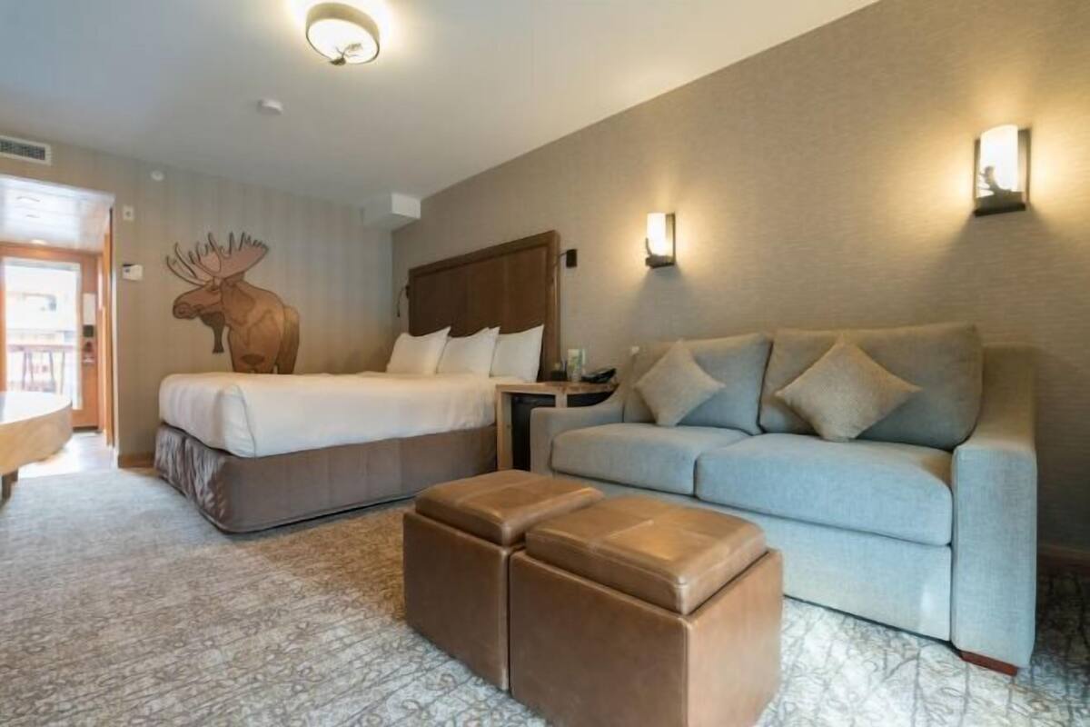 Ropa de cama de alta calidad y caja de seguridad en la habitación 
