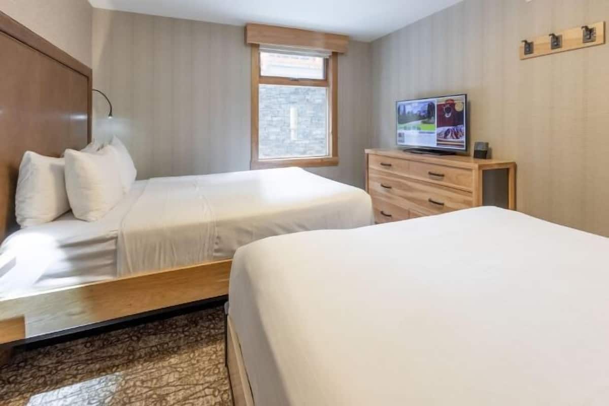 Ropa de cama de alta calidad y caja de seguridad en la habitación
