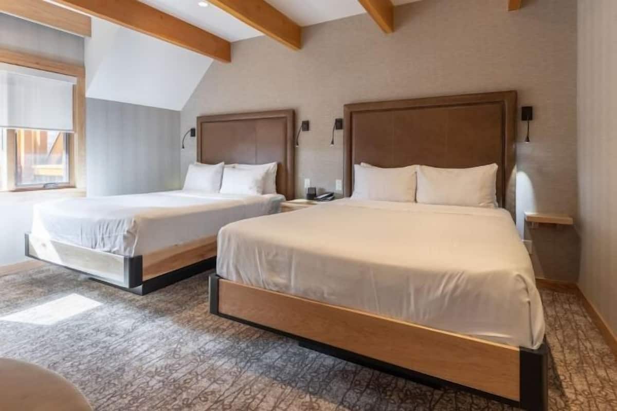 Ropa de cama de alta calidad y caja de seguridad en la habitación