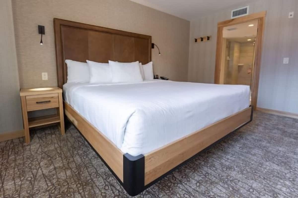 Ropa de cama de alta calidad y caja de seguridad en la habitación 