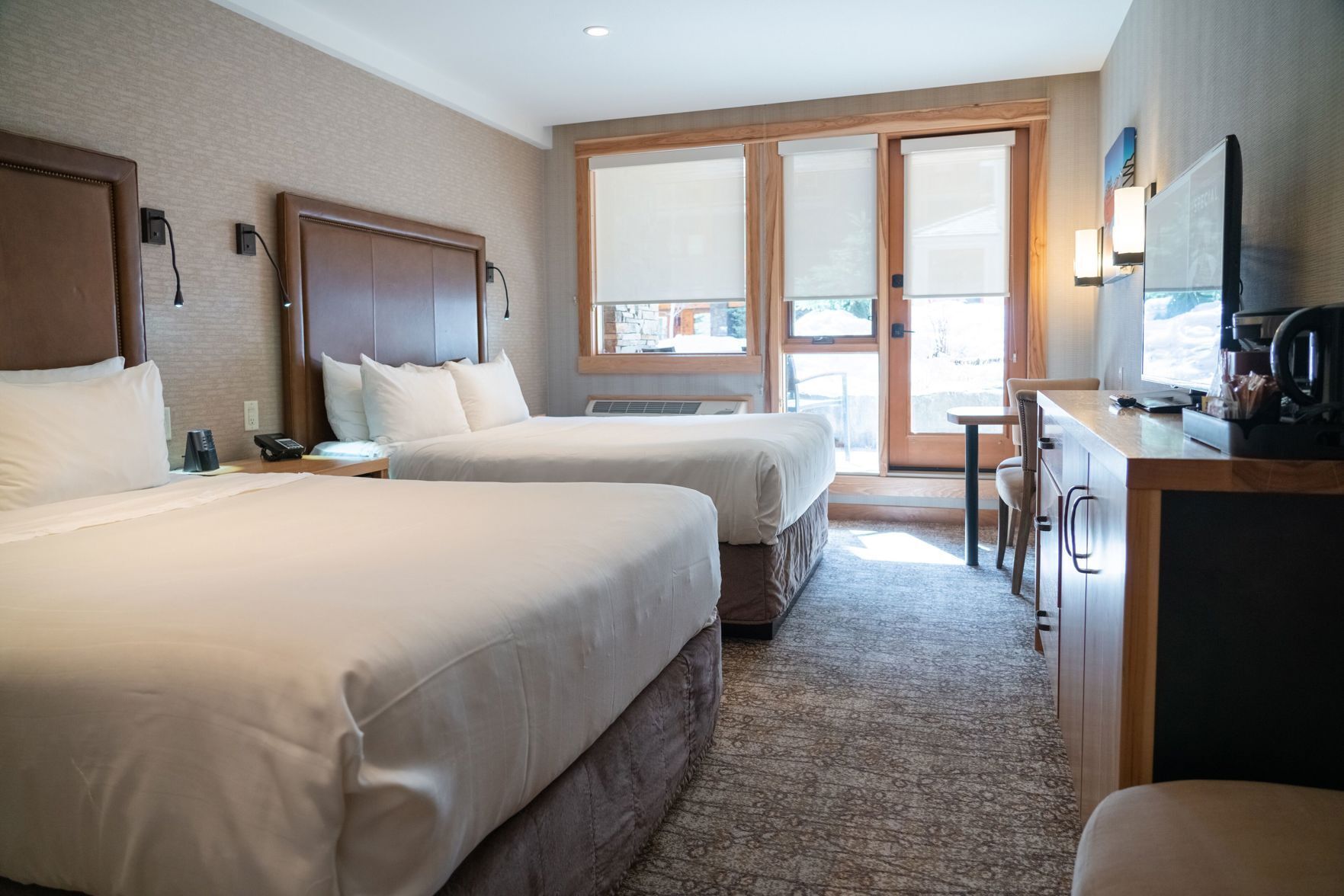 Ropa de cama de alta calidad y caja de seguridad en la habitación 