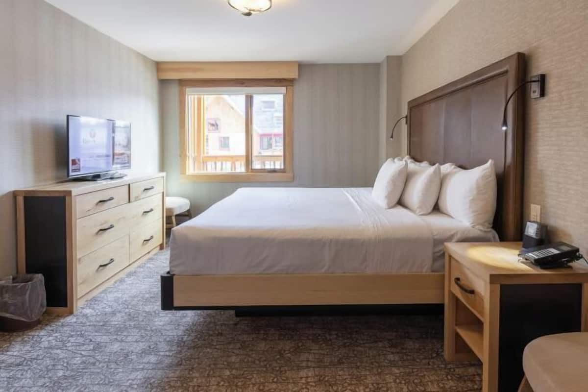 Ropa de cama de alta calidad y caja de seguridad en la habitación