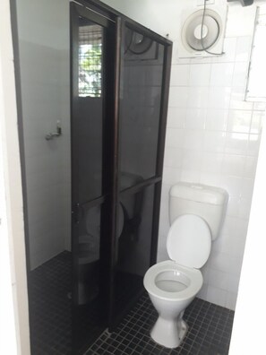 Shower, free toiletries, hair dryer, towels - The Friendly North Inn (Labasa)