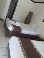 1 habitación, escritorio, tabla de planchar con plancha y ropa de cama 