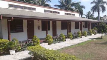 1 soverom, skrivebord, strykejern/-brett og sengetøy