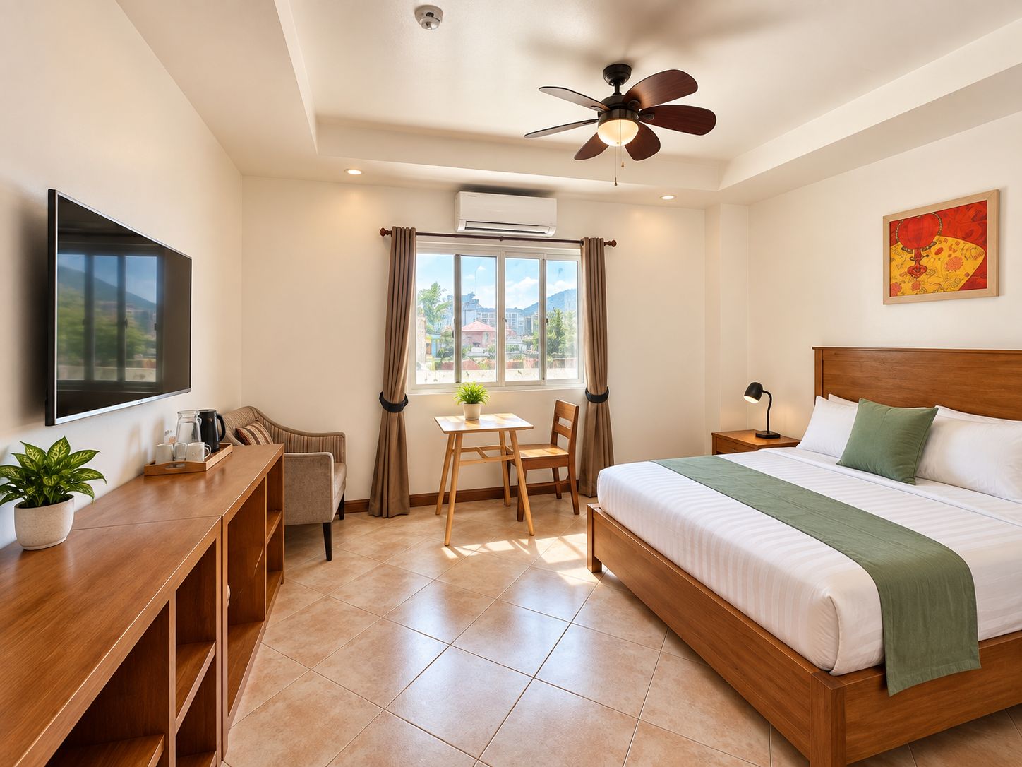 Una habitación de hotel con cama, escritorio con silla, televisor y ventana con cortinas.