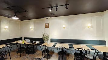 Un restaurante con cabinas, mesas y sillas.