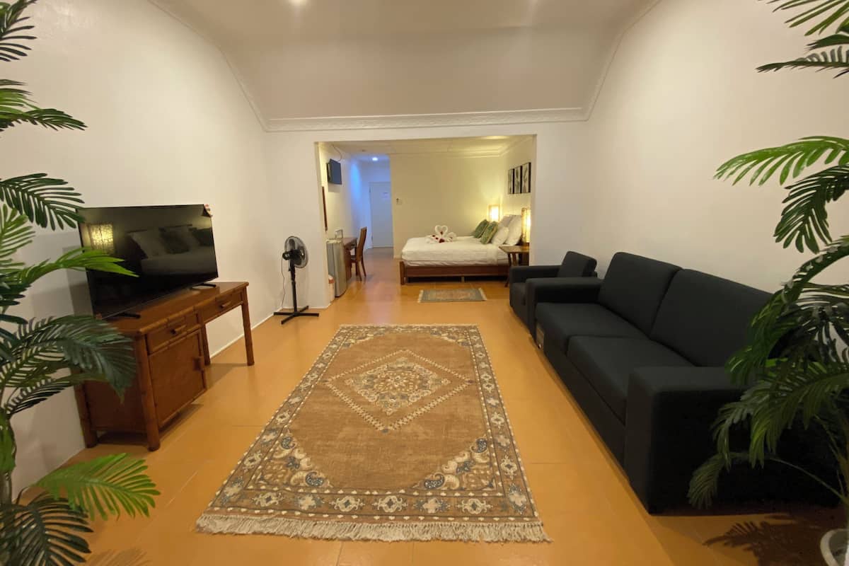 Rom – superior | Oppholdsområde | En 42-tommers Flatskjerm-TV med kabel-kanaler