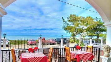 Se sirven desayunos, cenas y cocina italiana