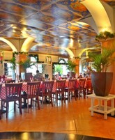 供应早餐和晚餐，意大利菜