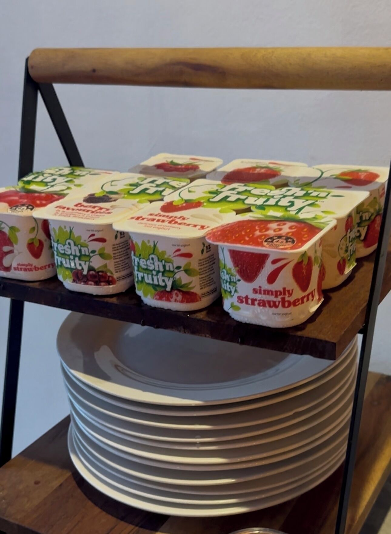 Un estante con varios recipientes de yogur 'Fresh'n Fruity', cada uno etiquetado como 'Simply Strawberry'.