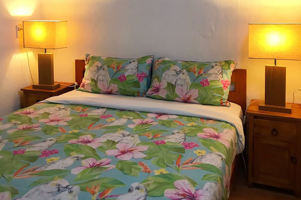 Loft, Beberapa Tempat Tidur, dapur kecil, pemandangan kebun | Meja kerja, setrika/meja setrika, dan seprai linen