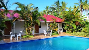 Apartemen, 1 kamar tidur, ensuite, di pinggir kolam renang | Meja kerja, setrika/meja setrika, dan seprai linen