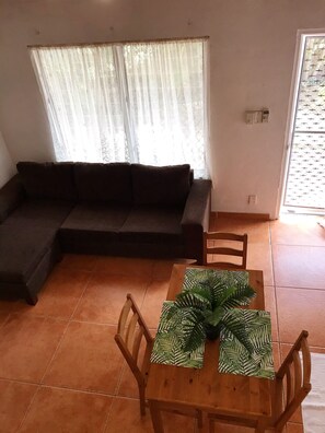 Loft, Meerdere bedden, kitchenette, uitzicht op tuin | Woonruimte | Televisie