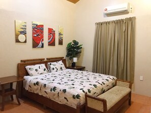 Appartement, 1 slaapkamer, en-suite badkamer, aan het zwembad | Een bureau, een strijkplank/strijkijzer, beddengoed