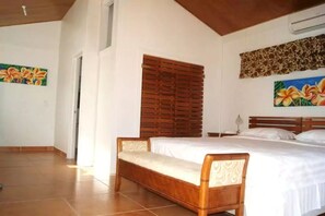 Estudio, 1 cama Queen size, cocineta, vista al jardín | Escritorio, tabla de planchar con plancha y ropa de cama 