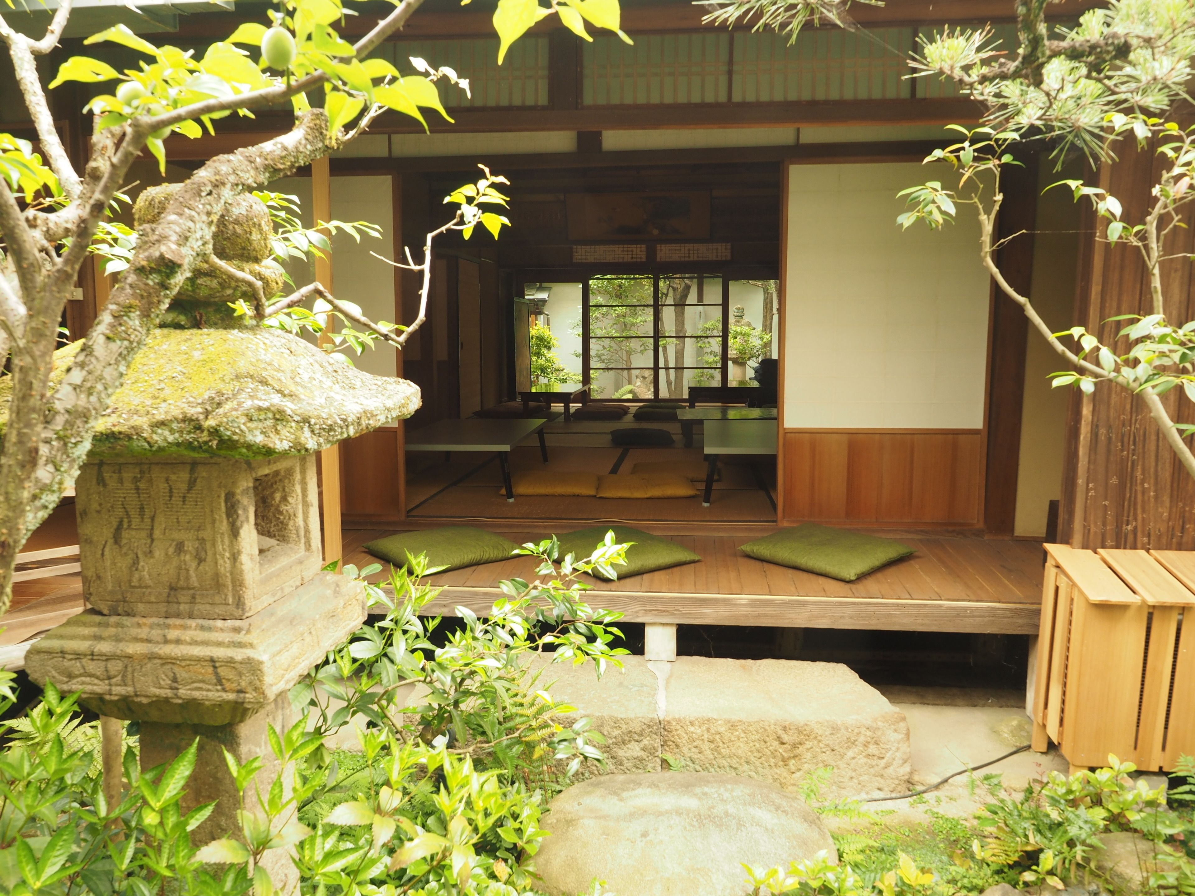 Frukost, lunch och middag serveras och det finns även uteservering. 