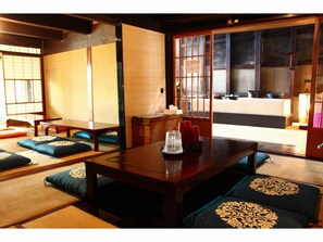 Lobby lounge - Naramachi Hostel & Restaurant (Nara)