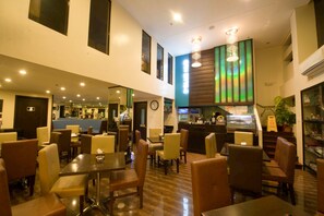 供应早餐、午餐和晚餐,菲律宾菜