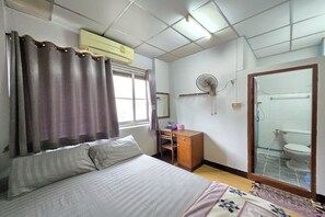 Desk, free WiFi, bed sheets - Tapaeinn Hotel (Chiang Mai)