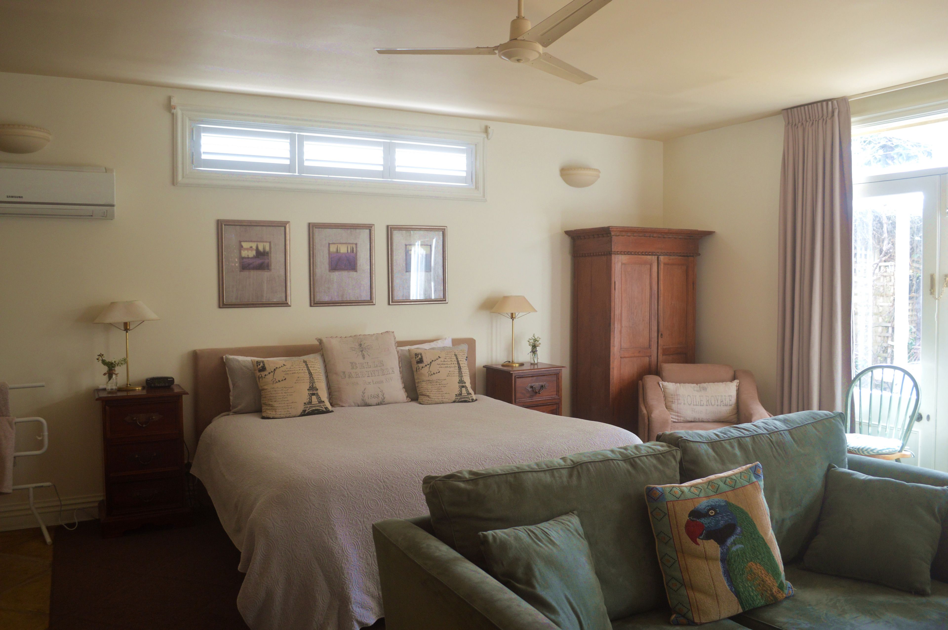 Athelney Cottage | Egyptian cotton sheets, premium bedding, desk, iron/ironing board