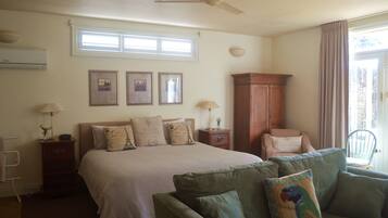 Athelney Cottage | Egyptian cotton sheets, premium bedding, desk, iron/ironing board