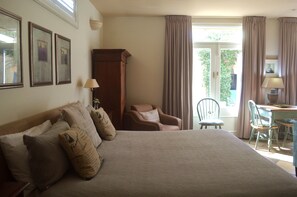Athelney Cottage | Egyptian cotton sheets, premium bedding, desk, iron/ironing board - Athelney Cottage (Hackney)