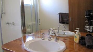 Engadine | Phòng tắm | Buồng tắm vòi sen, khăn tắm