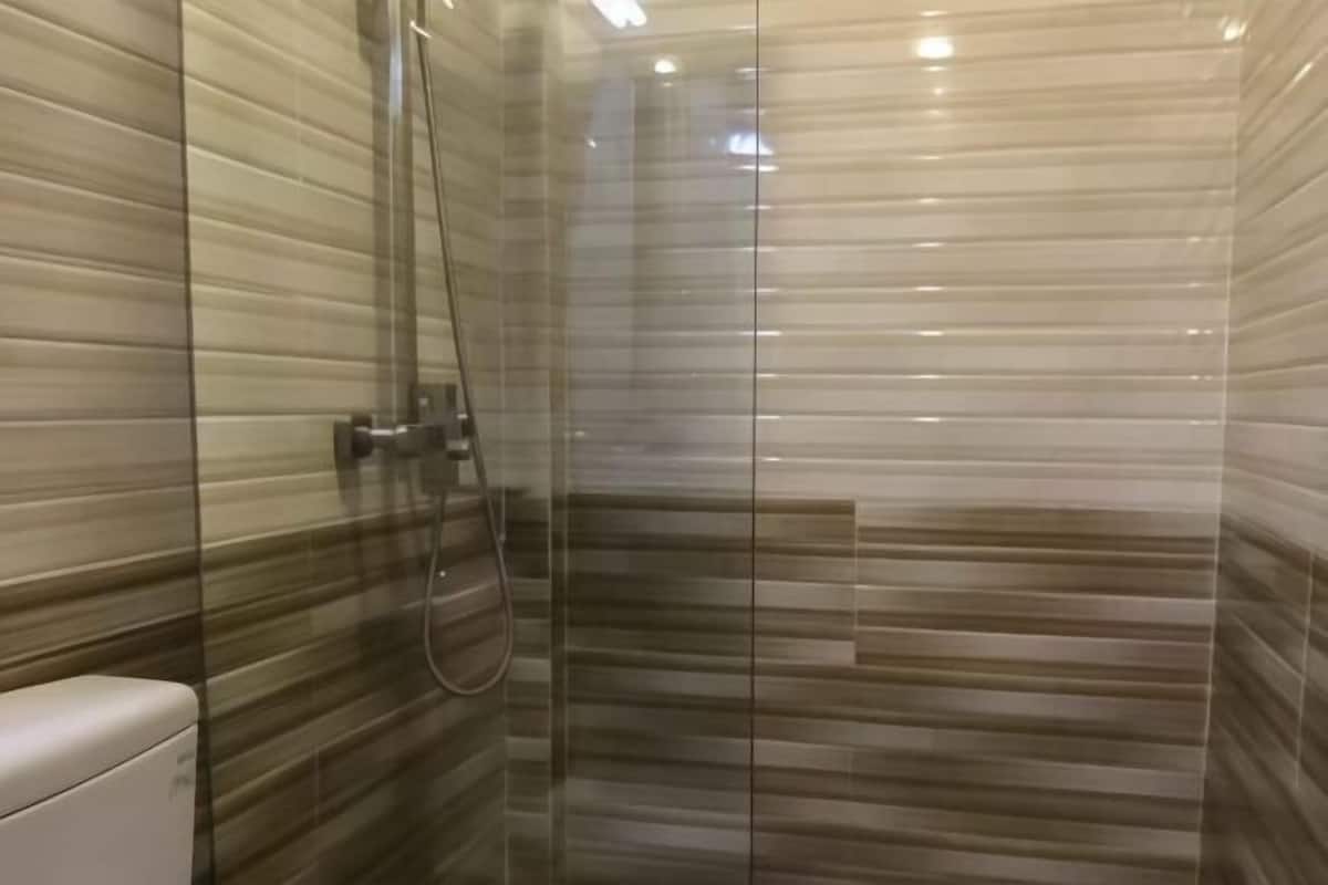 Bathroom | Combined shower/tub, free toiletries, slippers, towels