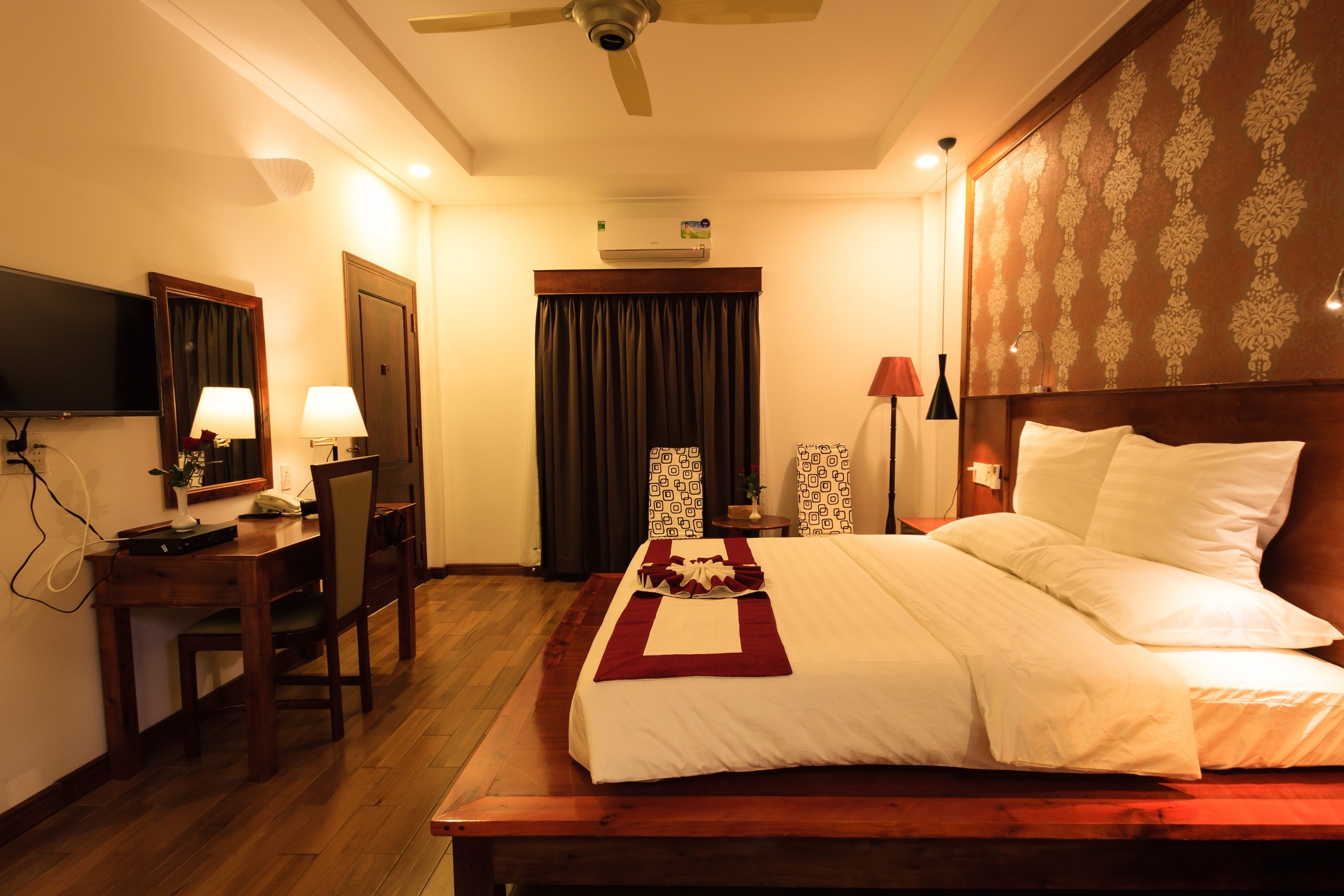 standard room, 1 king bed | minibar, in-room safe, desk, blackout curtains