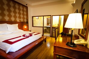 Minibar, caja de seguridad en la habitación y escritorio