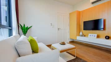 Deluxe 1 Bedroom | Living room | Flat-screen TV