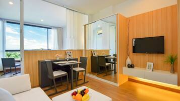 Studio Suite | Living room | Flat-screen TV
