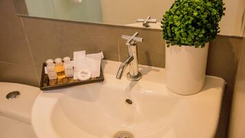 Suite 2 Bedroom | Badezimmer | Dusche, Regendusche, kostenlose Toilettenartikel, Haartrockner