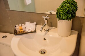 Suite 2 Bedroom  | バスルーム | シャワー、レインフォールシャワー、バスアメニティ (無料)、ヘアドライヤー