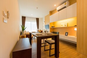 Suite 2 Bedroom  | Essbereich im Zimmer