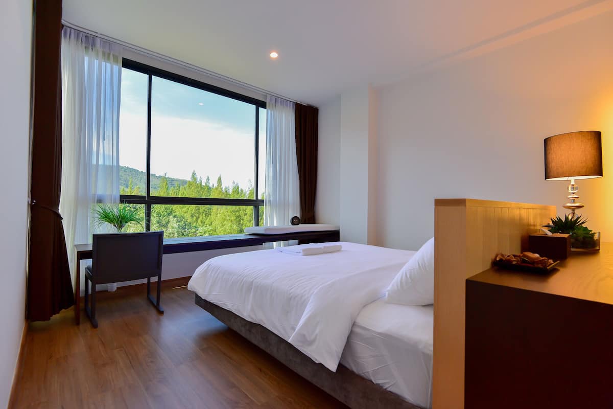 Suite 2 Bedroom | Frigobar (abastecido com itens grátis), cofres nos quartos, escrivaninha