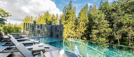 Kolam renang outdoor, dengan kursi berjemur