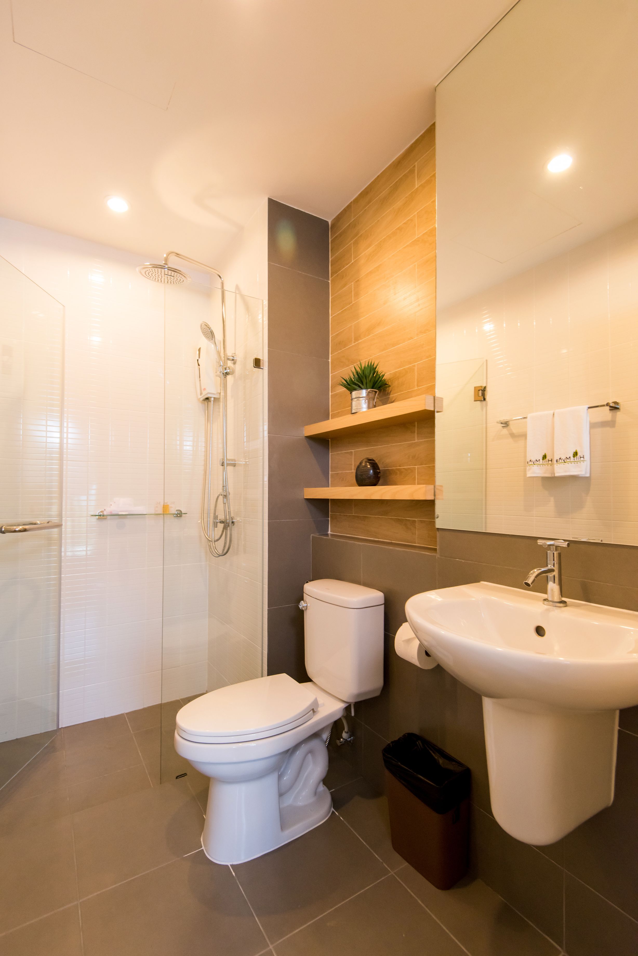 Un baño moderno con inodoro, bidé y ducha.