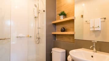 Un baño moderno con inodoro, bidé y ducha.