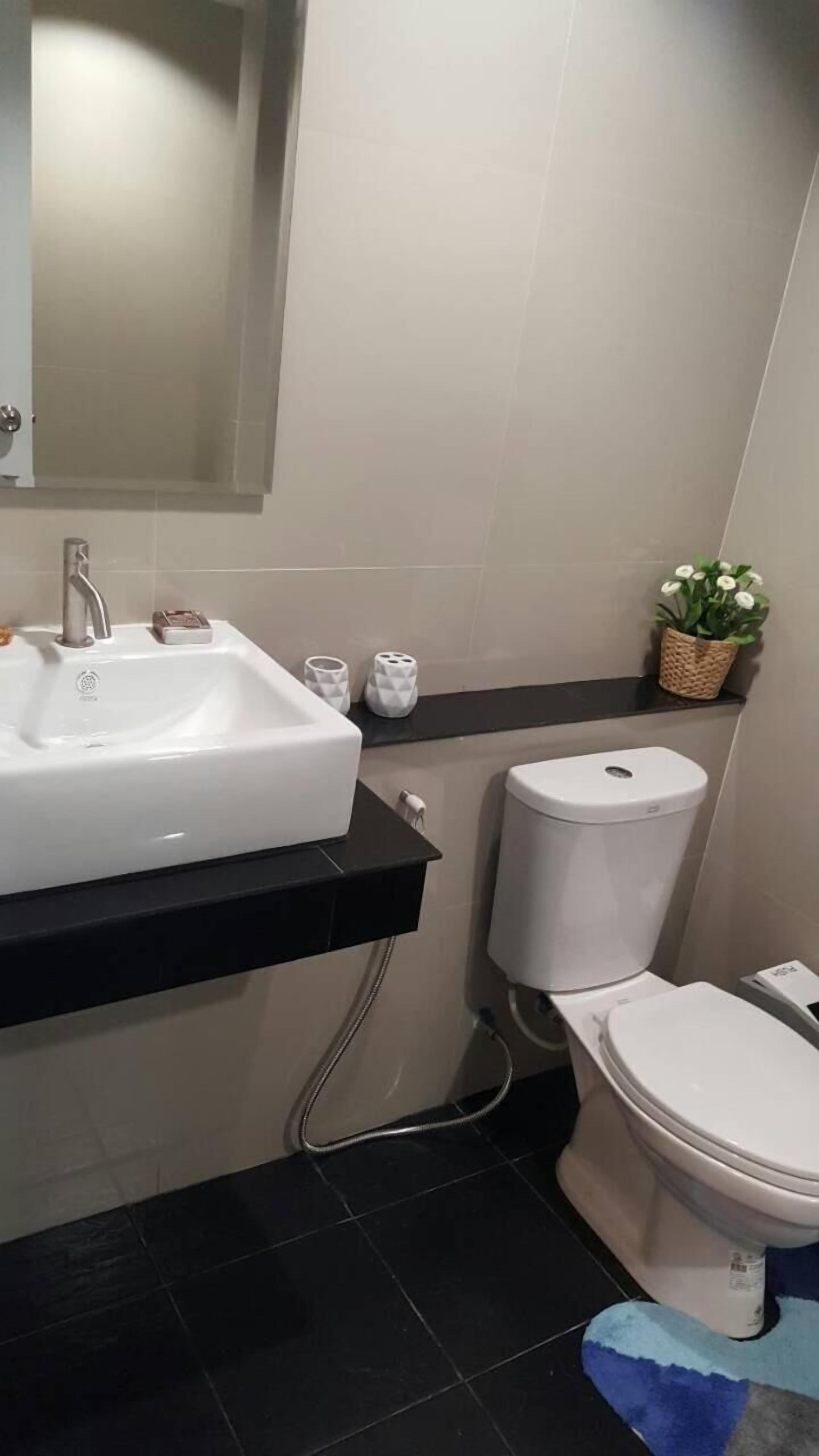 shower, free toiletries, hair dryer, bidet