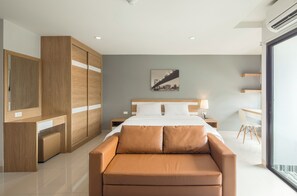 华丽客房, 1 张特大床 | 办公桌、遮光窗帘、熨斗/熨板