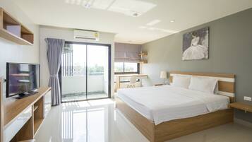 Standaard tweepersoonskamer | Een bureau, verduisterende gordijnen, een strijkplank/strijkijzer