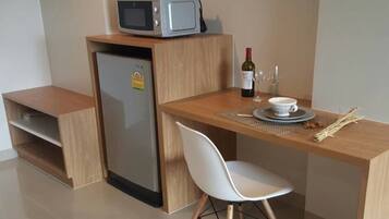 Deluxe Room, 1 King Bed | Room amenity