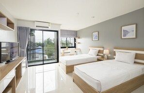 Kamar Twin Standar, 2 Tempat Tidur Twin | Meja kerja, tirai kedap cahaya, dan setrika/meja setrika