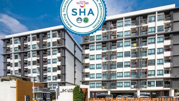 Ein modernes Mehrfamilienhaus mit Balkonen und einem sichtbaren Eingang, sowie dem Logo für "Amazing Thailand AddHealth & Safety Administration".