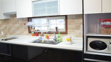 House, 2 Bedrooms | Private kitchenette | Full-size fridge, microwave, stovetop