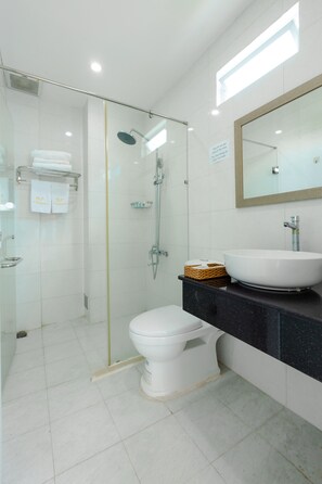Chambre quadruple familiale, balcon | Salle de bain | Douche, douche cascade, articles de toilette (gratuits)