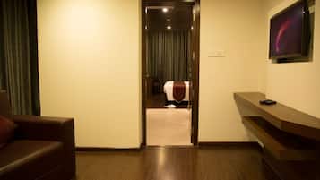 Habitación ejecutiva | Sala de estar | Una televisión LED, una chimenea